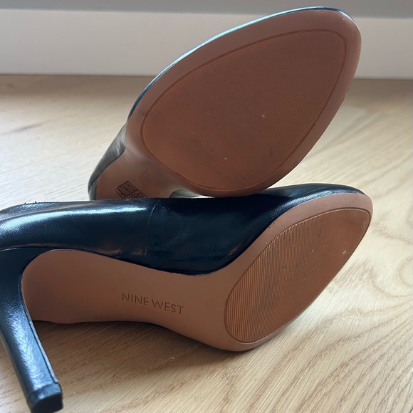 Nine West black leather pumps - size 8 - Picture 4 of 4